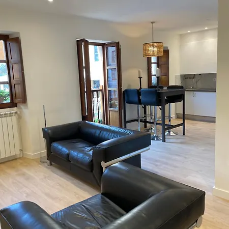 Cool For 4 At The Medieval Quarter Apartamento
